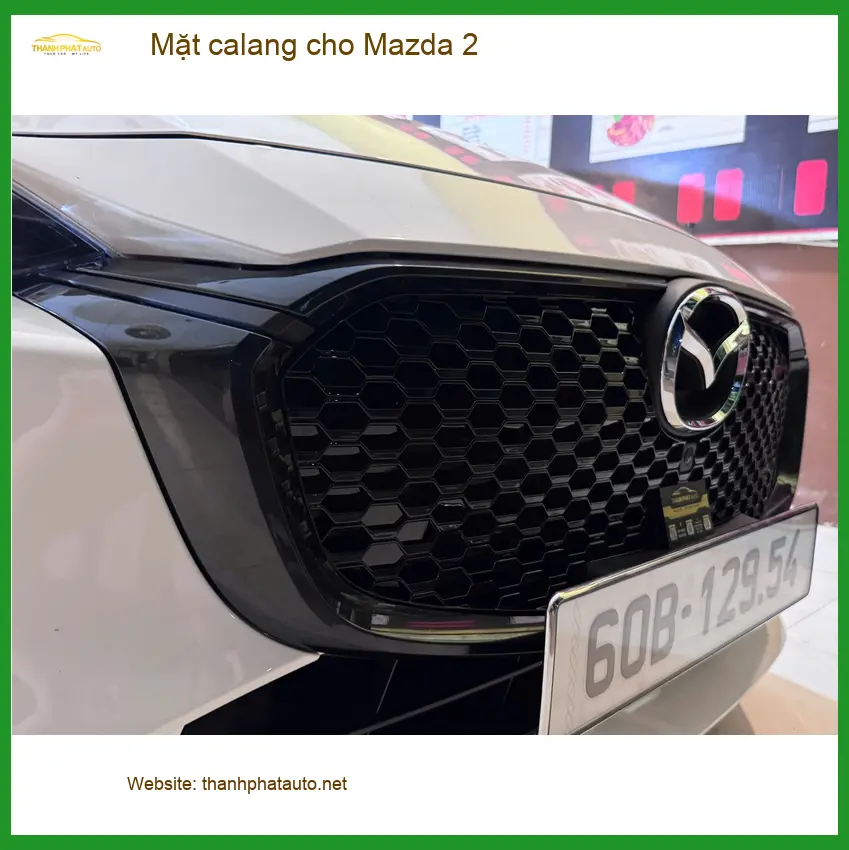 Chị Hương lắp mặt calang cho Mazda 2 tại Thủ Đức để đổi mới diện mạo xe