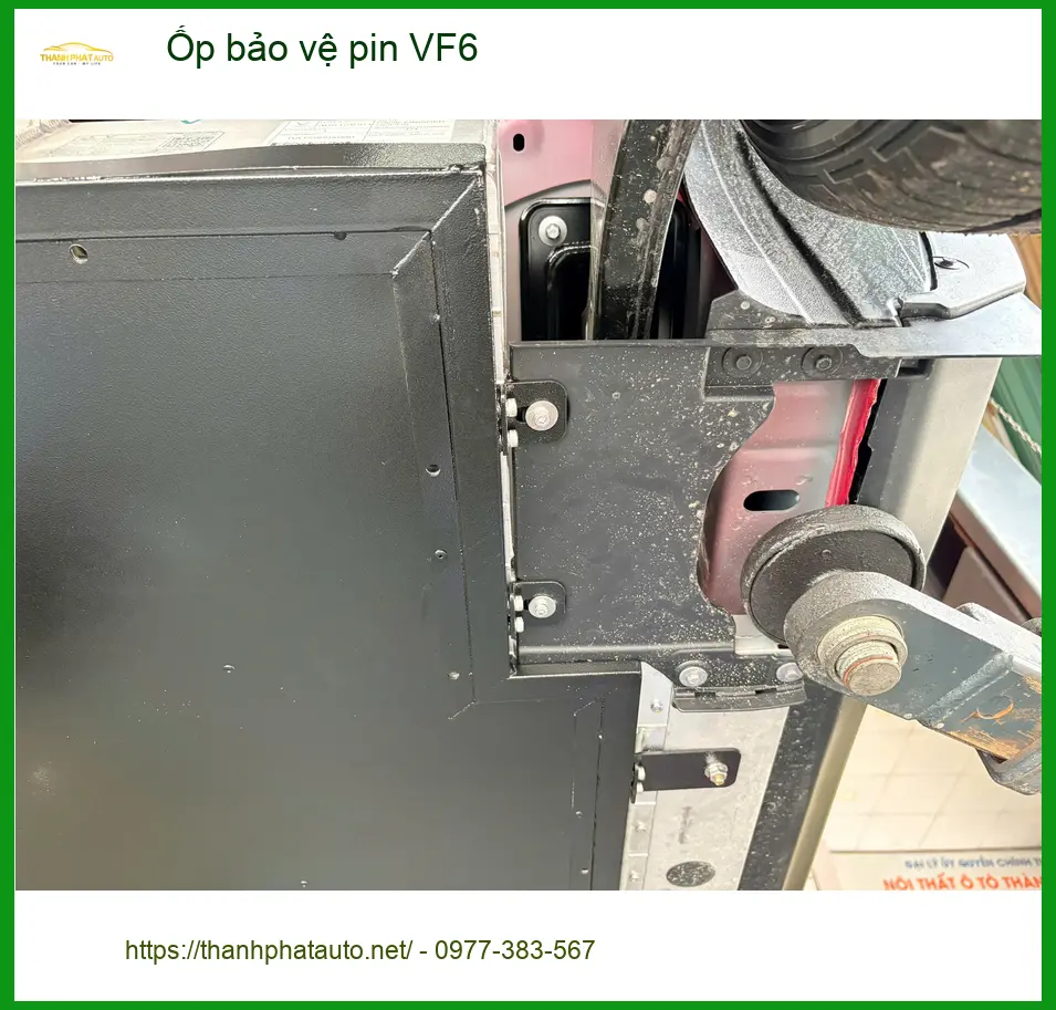 Anh Tấn ốp bảo vệ pin VF6 tại Quận 2 vì lo ngại va đập dưới gầm xe