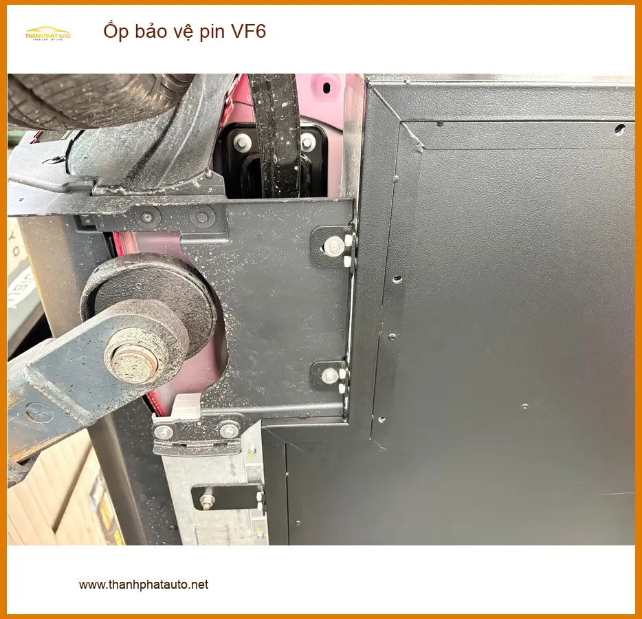 Anh Tấn ốp bảo vệ pin VF6 tại Quận 2 vì lo ngại va đập dưới gầm xe ảnh thực tế 4