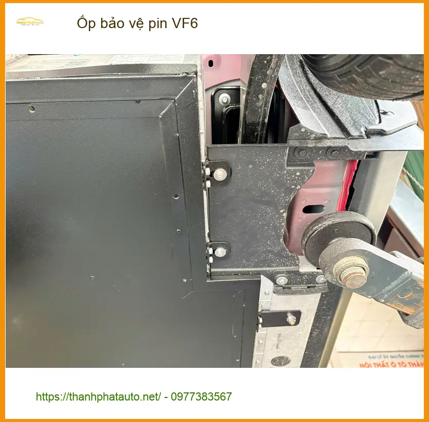 Anh Khang lắp ốp bảo vệ pin VinFast VF6 tại Quận Bình Tân vì lo lắng va đập.