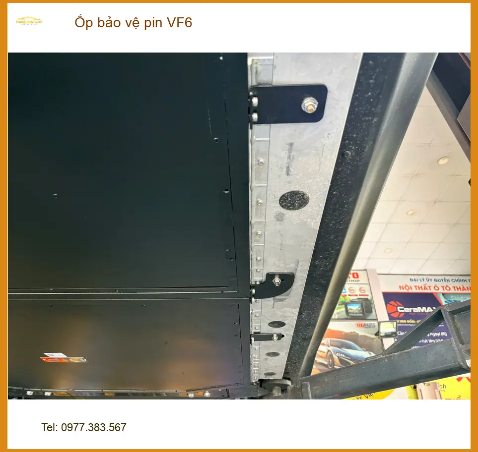 Anh Khang lắp ốp bảo vệ pin VinFast VF6 tại Quận Bình Tân vì lo lắng va đập. ảnh thực tế 2