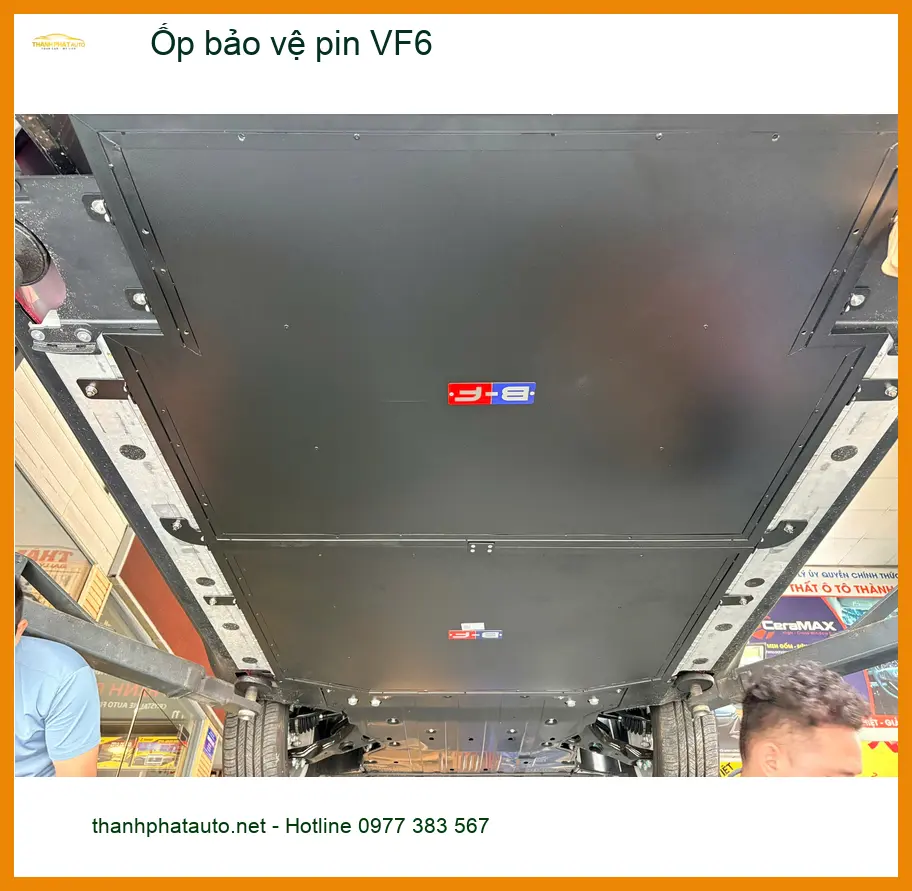 Anh Khang lắp ốp bảo vệ pin VinFast VF6 tại Quận Bình Tân vì lo lắng va đập. ảnh thực tế 3