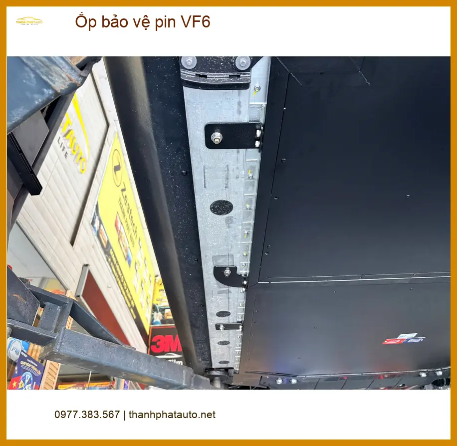 Anh Khang lắp ốp bảo vệ pin VinFast VF6 tại Quận Bình Tân vì lo lắng va đập. ảnh thực tế 5