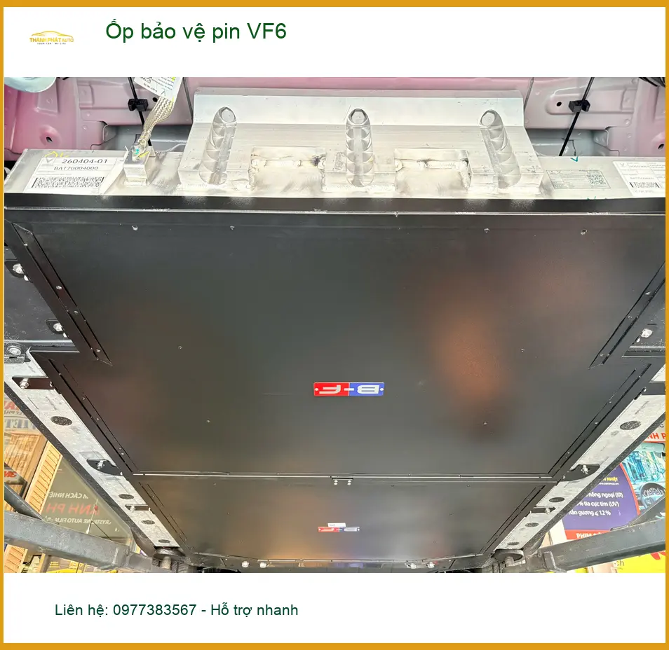 Chị Thảo lắp ốp bảo vệ pin VinFast VF6 tại Quận 10 tránh hư hỏng gầm