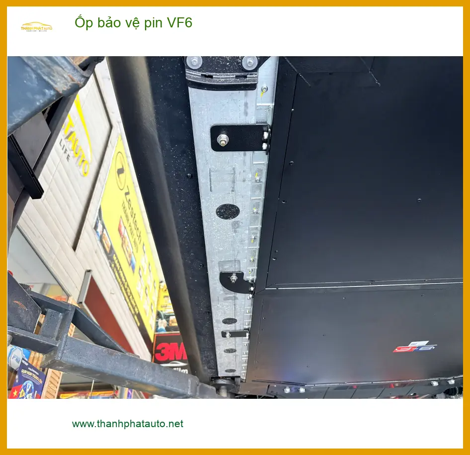 Chị Thảo lắp ốp bảo vệ pin VinFast VF6 tại Quận 10 tránh hư hỏng gầm ảnh thực tế 4