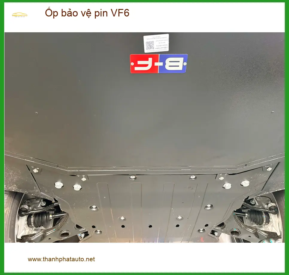 Chú Cường lắp ốp bảo vệ pin VF6 tại Quận 8 để xe an tâm di chuyển