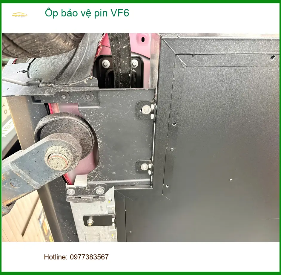 Chú Cường lắp ốp bảo vệ pin VF6 tại Quận 8 để xe an tâm di chuyển ảnh thực tế 2