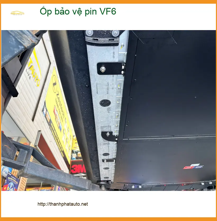 Chú Cường lắp ốp bảo vệ pin VF6 tại Quận 8 để xe an tâm di chuyển ảnh thực tế 4