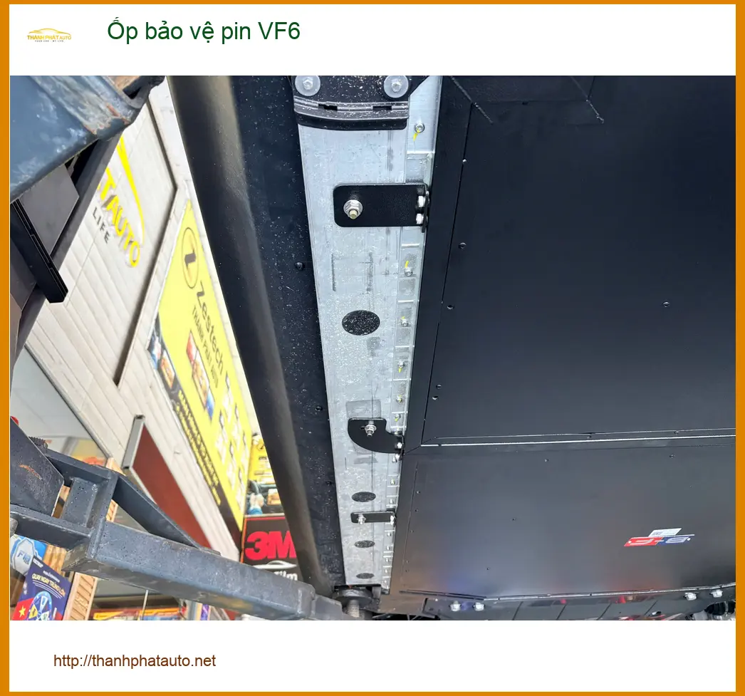 Chị Phương lắp ốp bảo vệ pin VinFast VF6 tại Quận 3 để an tâm di chuyển