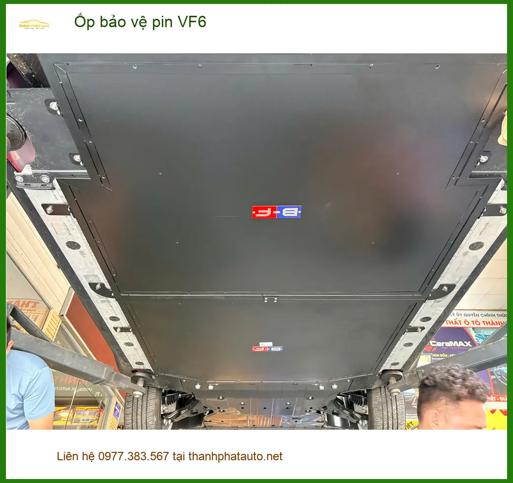 Chị Phương lắp ốp bảo vệ pin VinFast VF6 tại Quận 3 để an tâm di chuyển ảnh thực tế 3