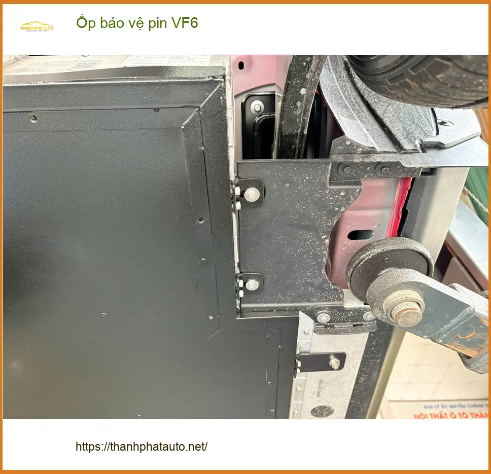 Anh Tấn lắp Ốp bảo vệ pin VF6 ở Bình Chánh bảo vệ pin khỏi va đập ảnh thực tế 2