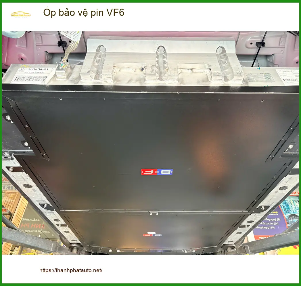 Anh Nhật lắp ốp bảo vệ pin VF6 ở Quận 5 vì lo ngại va chạm làm hỏng pin