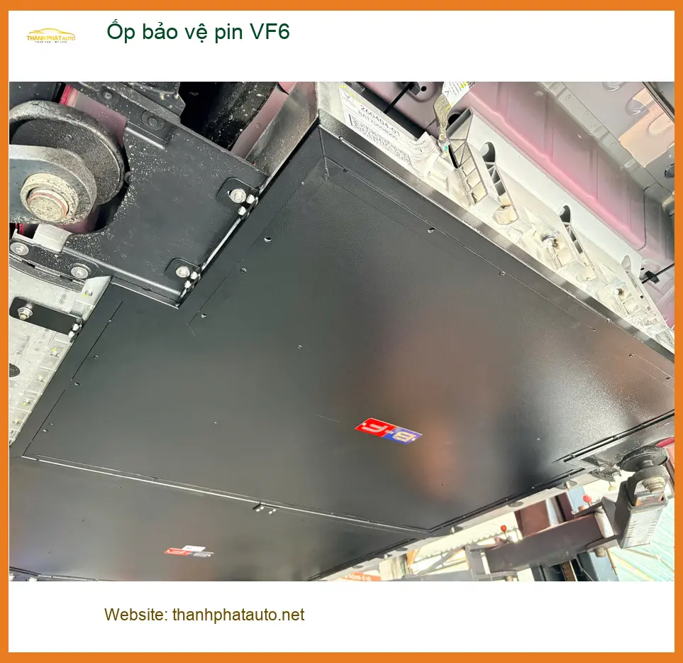 Anh Nhật lắp ốp bảo vệ pin VF6 ở Quận 5 vì lo ngại va chạm làm hỏng pin ảnh thực tế 2