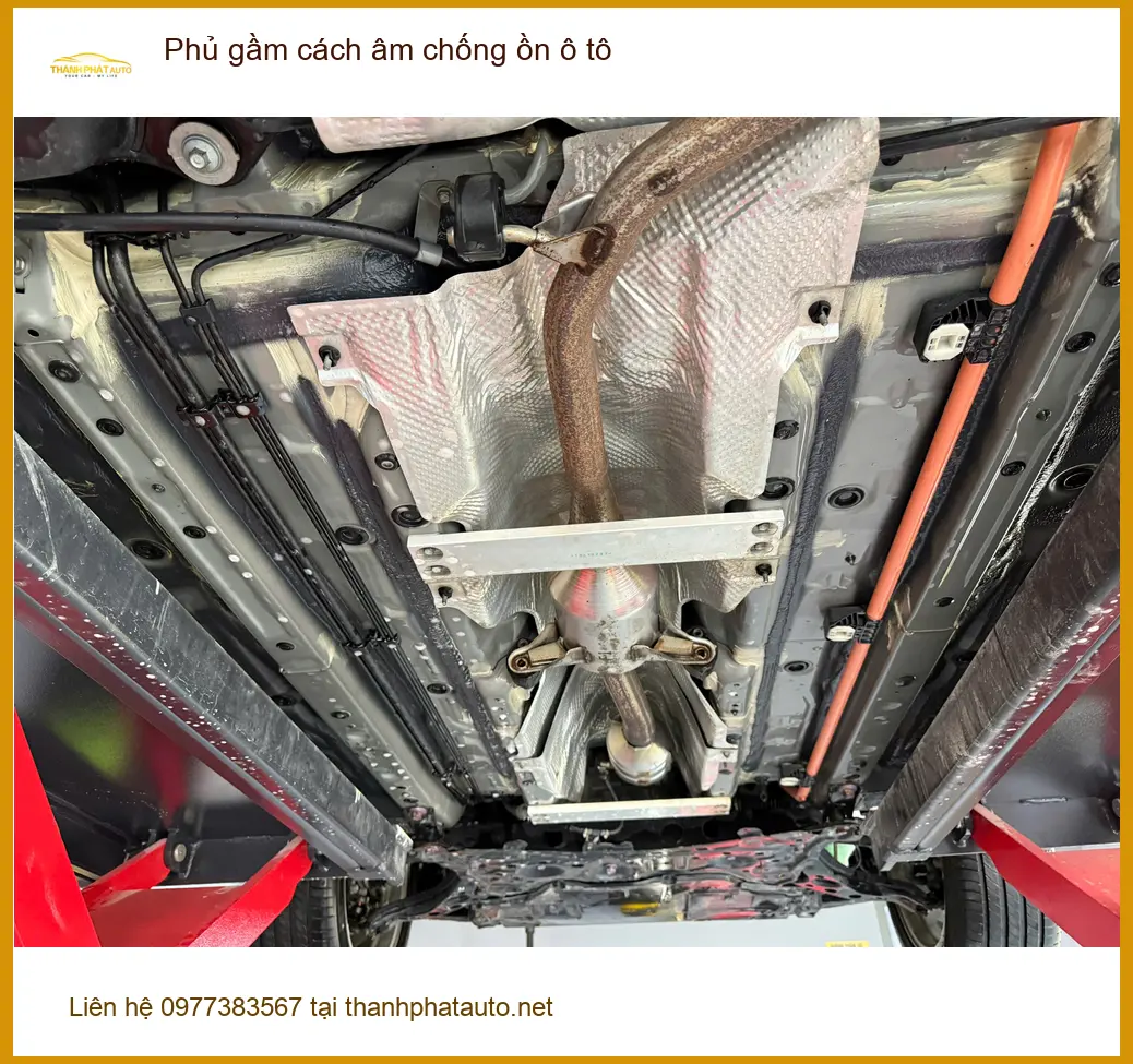 Anh Tấn phủ gầm cách âm chống ồn cho Hyundai Santa Fe tại Quận 2 để xe đi êm ái hơn