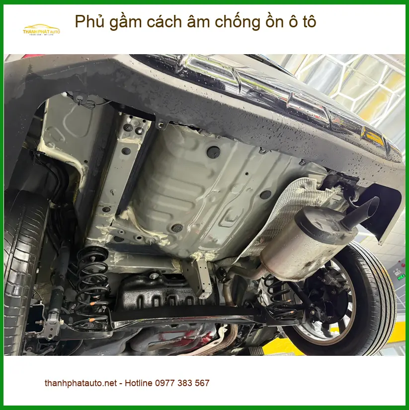 Anh Tấn phủ gầm cách âm chống ồn cho Hyundai Santa Fe tại Quận 2 để xe đi êm ái hơn ảnh thực tế 3