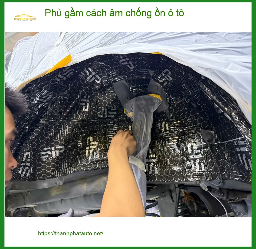 Anh Tấn phủ gầm cách âm chống ồn cho Hyundai Santa Fe tại Quận 2 để xe đi êm ái hơn ảnh thực tế 4
