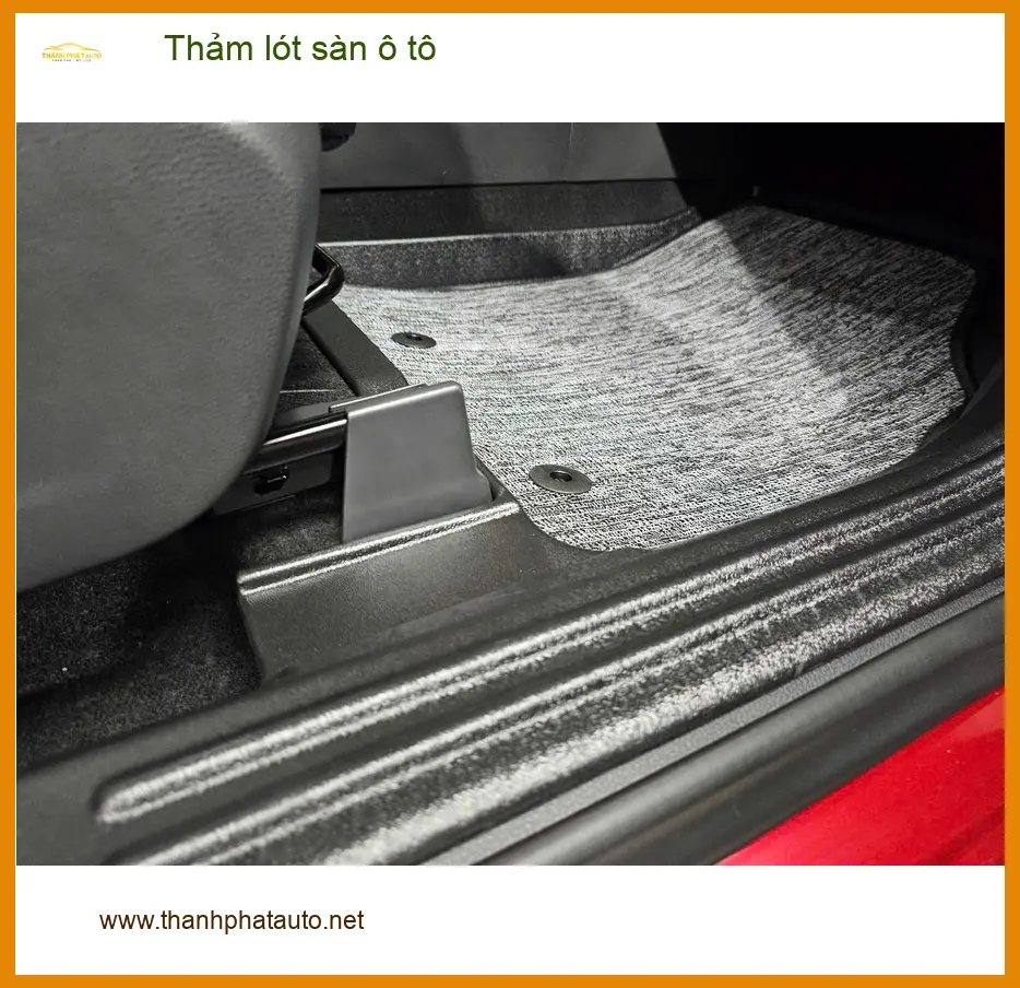 Chị Lan Anh lắp thảm lót sàn ô tô cho Toyota Raize tại Cần Giờ