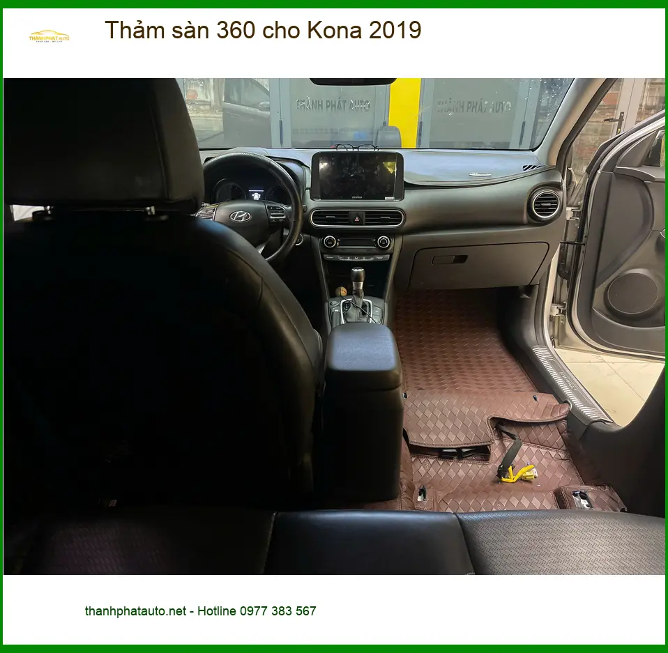 Chú Long lắp thảm sàn 360 cho Kona 2019 tại Hóc Môn để giữ nội thất luôn sạch sẽ ảnh thực tế 2