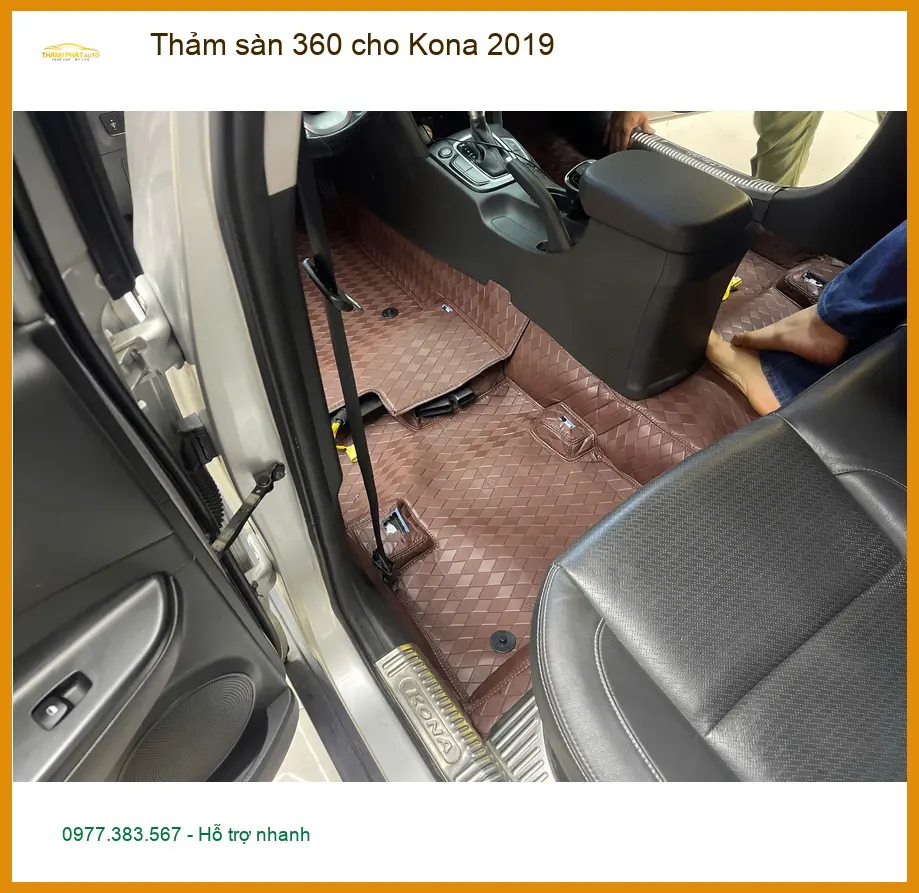 Chú Long lắp thảm sàn 360 cho Kona 2019 tại Hóc Môn để giữ nội thất luôn sạch sẽ ảnh thực tế 3