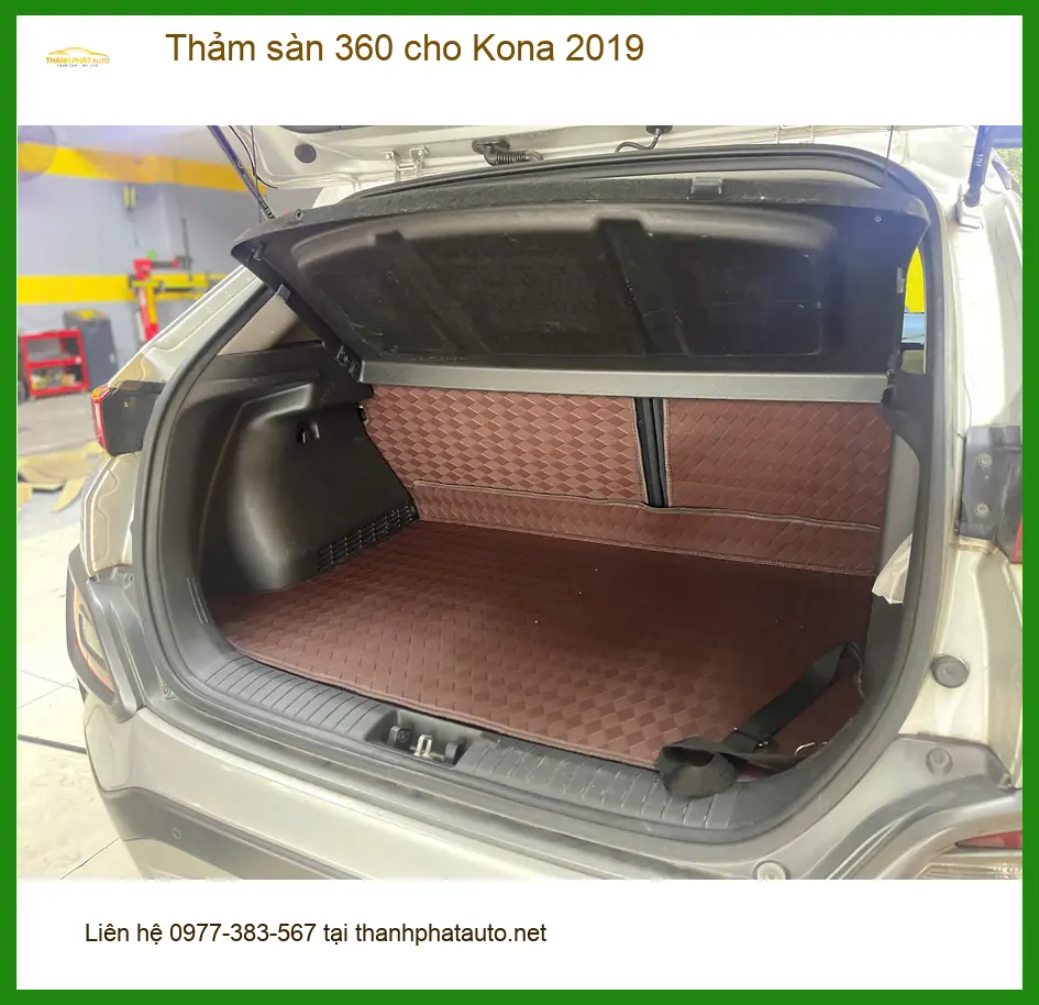 Chú Long lắp thảm sàn 360 cho Kona 2019 tại Hóc Môn để giữ nội thất luôn sạch sẽ ảnh thực tế 4