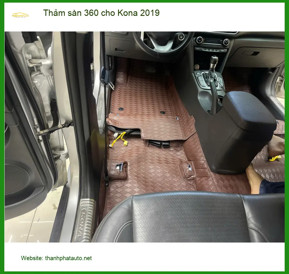 Chú Long lắp thảm sàn 360 cho Kona 2019 tại Hóc Môn để giữ nội thất luôn sạch sẽ ảnh thực tế 5