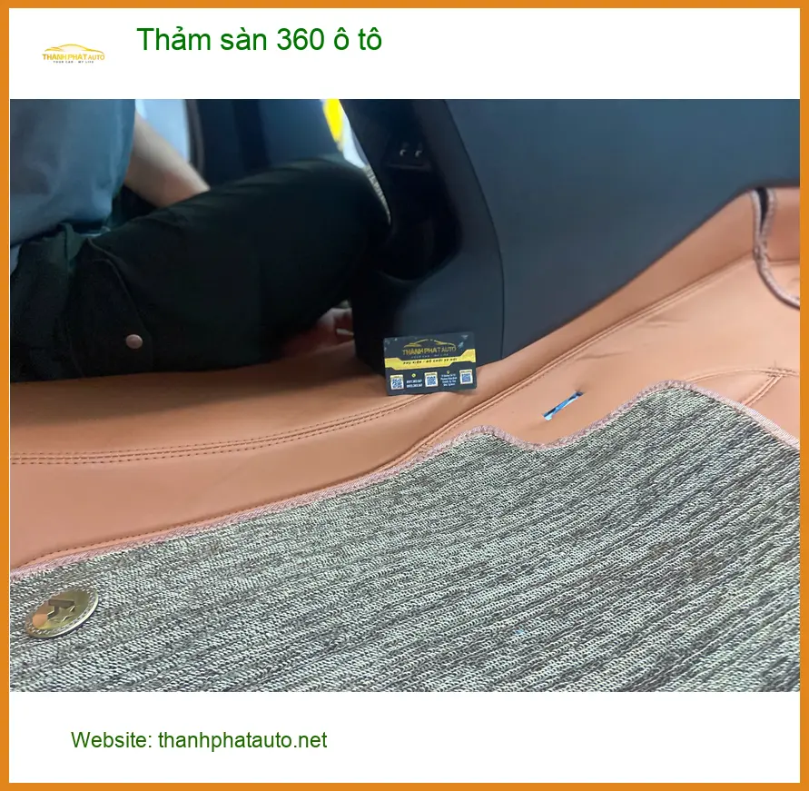 Anh Minh lắp thảm sàn 360 ô tô cho VinFast Lux A2.0 tại Thủ Đức, chống bẩn hiệu quả.