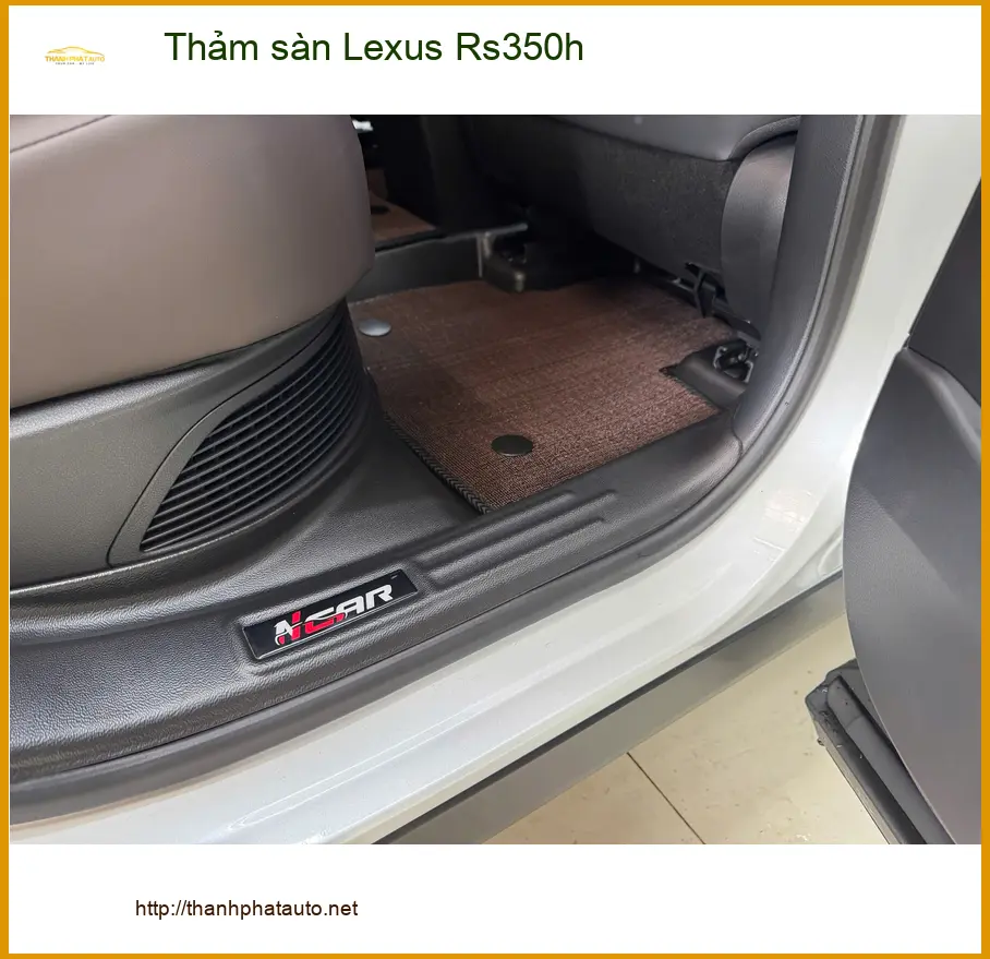 Chị Thảo lắp thảm sàn Lexus RS350h tại Củ Chi để nội thất xe luôn sạch sẽ