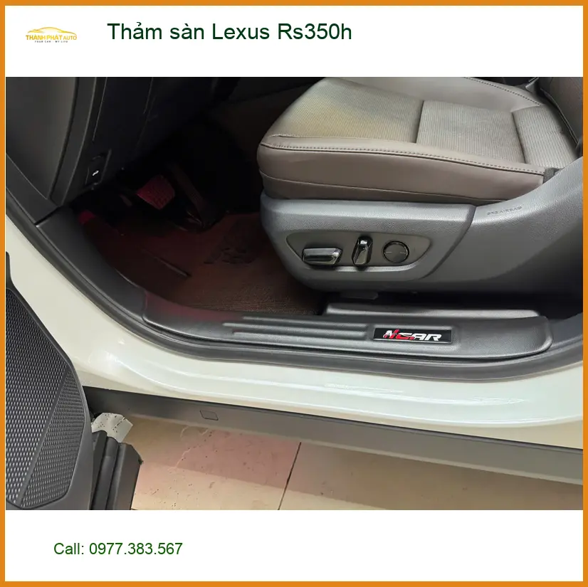 Chị Vân lắp thảm sàn Lexus Rs350h tại Quận 12 giúp xe luôn sạch đẹp