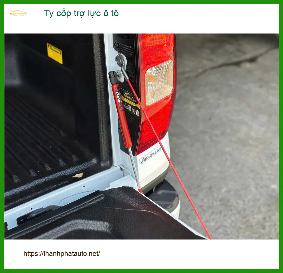 Chú Vinh độ ty cốp trợ lực ô tô Toyota Camry ở Quận Gò Vấp.
