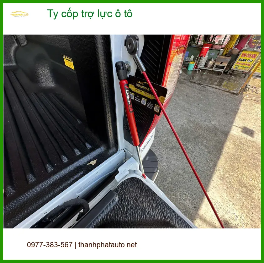 Chú Vinh độ ty cốp trợ lực ô tô Toyota Camry ở Quận Gò Vấp. ảnh thực tế 3