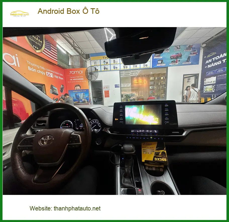 Chị Thanh Thảo lắp Android Box Ô Tô cho Ford Everest tại Quận 5 để giải trí trên xe khi chờ con tan học
