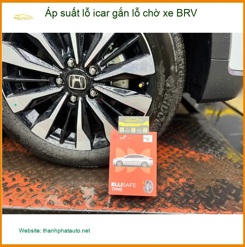 Anh Minh lắp cảm biến áp suất lốp iCar gắn lỗ chờ BRV tại Quận 12