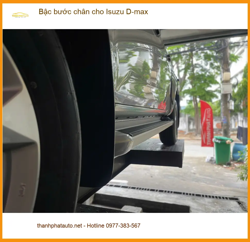 Anh Hoàng Anh gắn bậc bước chân cho Isuzu D-max tại Quận 3 để gia đình lên xuống xe an toàn ảnh thực tế 2