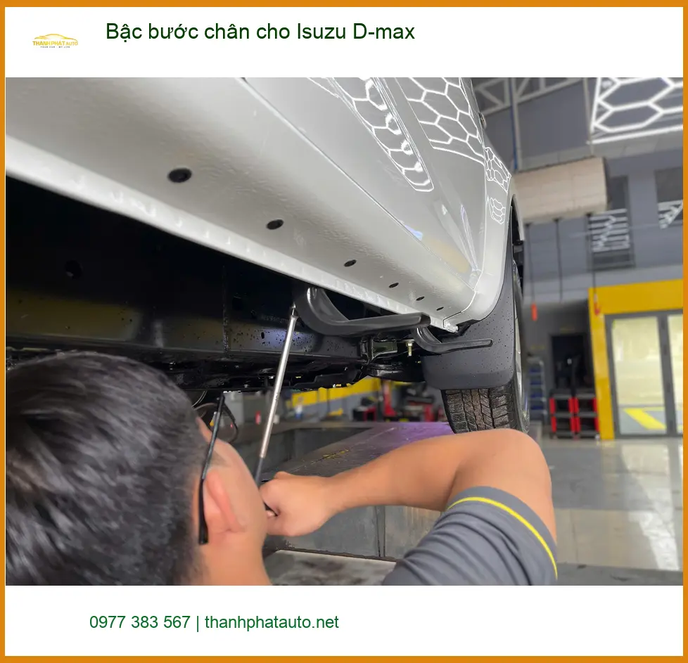 Anh Hoàng Anh gắn bậc bước chân cho Isuzu D-max tại Quận 3 để gia đình lên xuống xe an toàn ảnh thực tế 3
