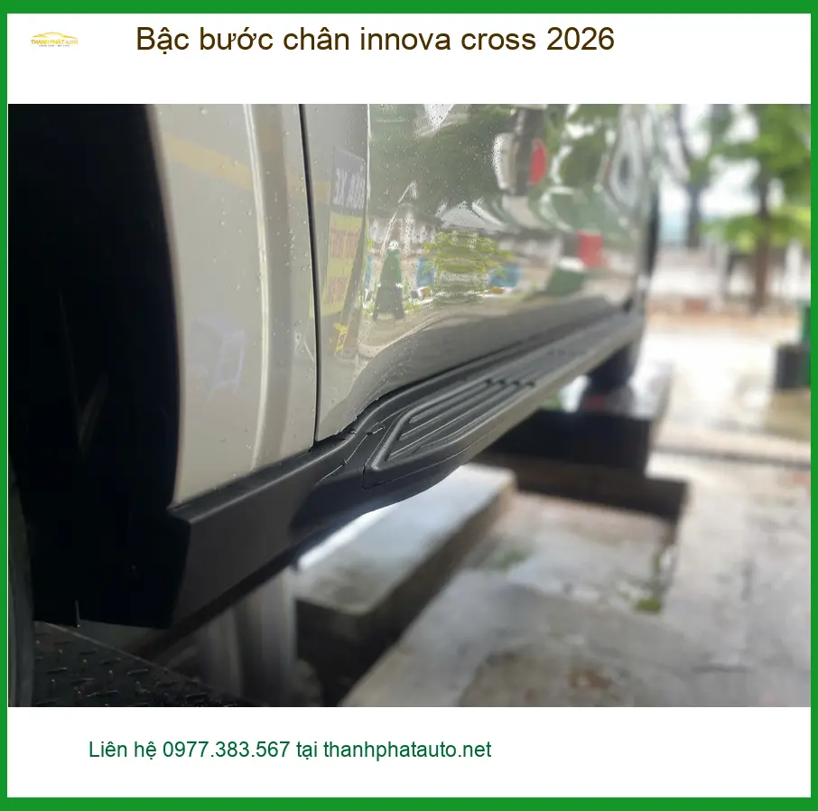 Chú Minh lắp bậc bước chân Innova Cross 2026 tại Quận 2 cho gia đình tiện lợi.