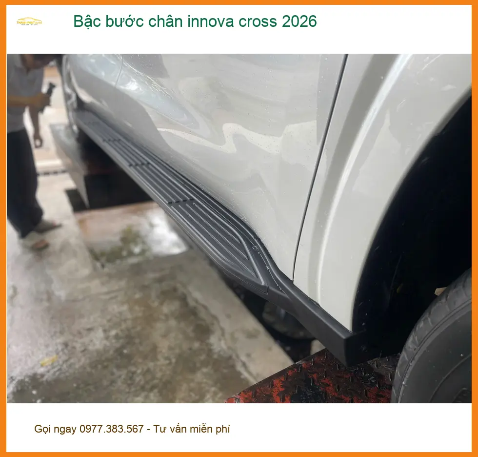 Chú Minh lắp bậc bước chân Innova Cross 2026 tại Quận 2 cho gia đình tiện lợi. ảnh thực tế 2