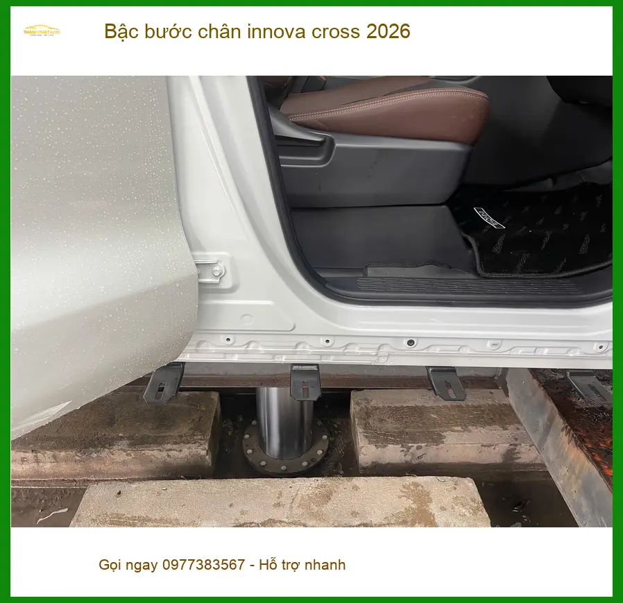 Chú Minh lắp bậc bước chân Innova Cross 2026 tại Quận 2 cho gia đình tiện lợi. ảnh thực tế 3
