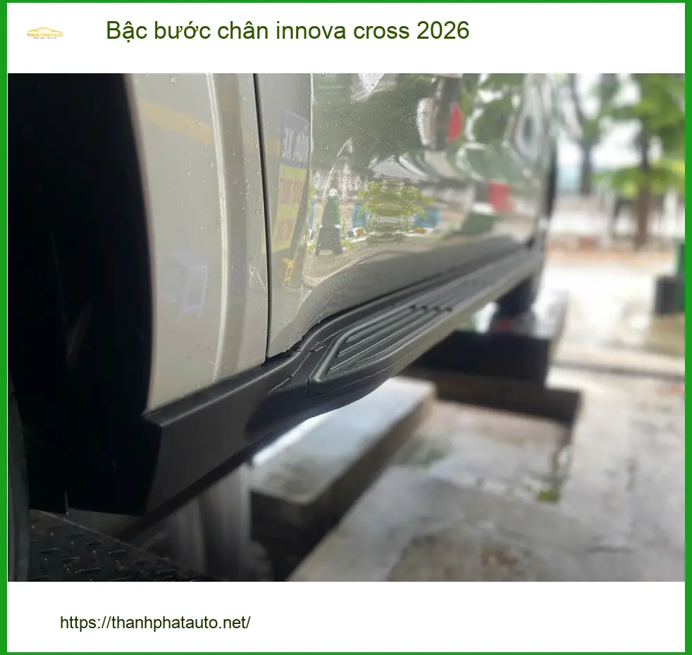 Anh Tùng lắp bậc bước chân Innova Cross 2026 tại Quận 9