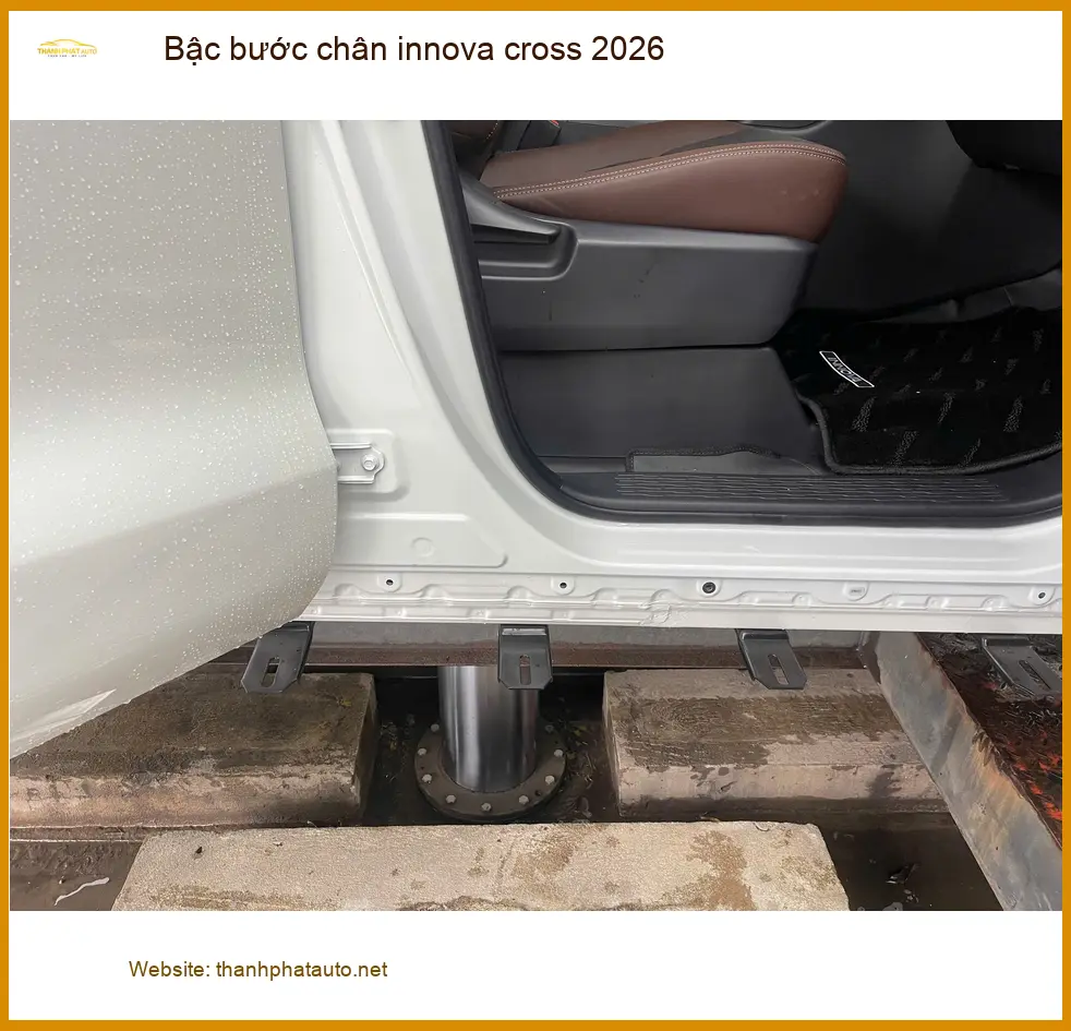Anh Tùng lắp bậc bước chân Innova Cross 2026 tại Bình Thạnh