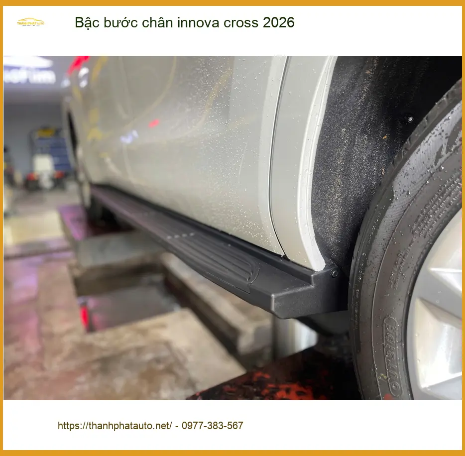 Anh Tùng lắp bậc bước chân Innova Cross 2026 tại Bình Thạnh ảnh thực tế 5