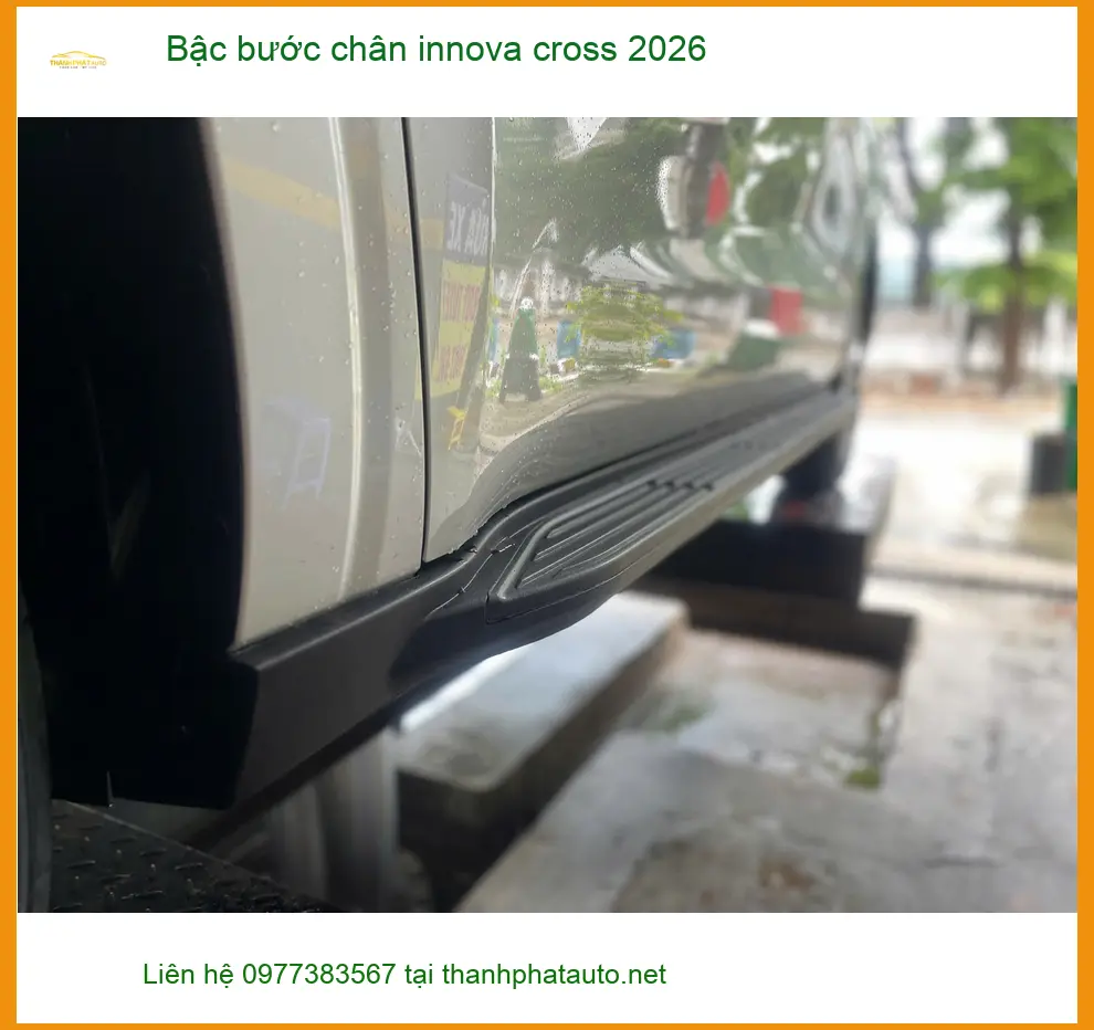 Anh Long lắp bậc bước chân Innova Cross 2026 tại Quận 12 để tiện lợi cho gia đình ảnh thực tế 2