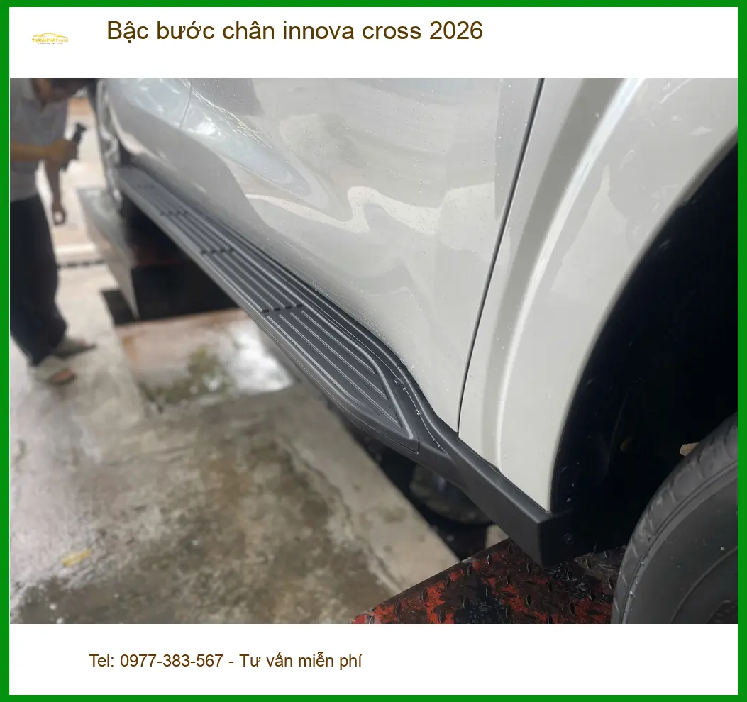 Anh Long lắp bậc bước chân Innova Cross 2026 tại Quận 12 để tiện lợi cho gia đình ảnh thực tế 3