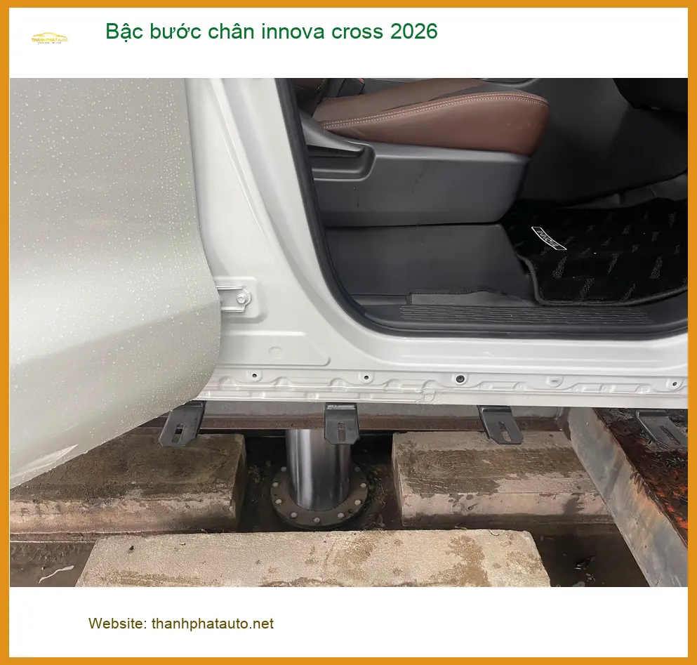 Anh Long lắp bậc bước chân Innova Cross 2026 tại Quận 12 để tiện lợi cho gia đình ảnh thực tế 4