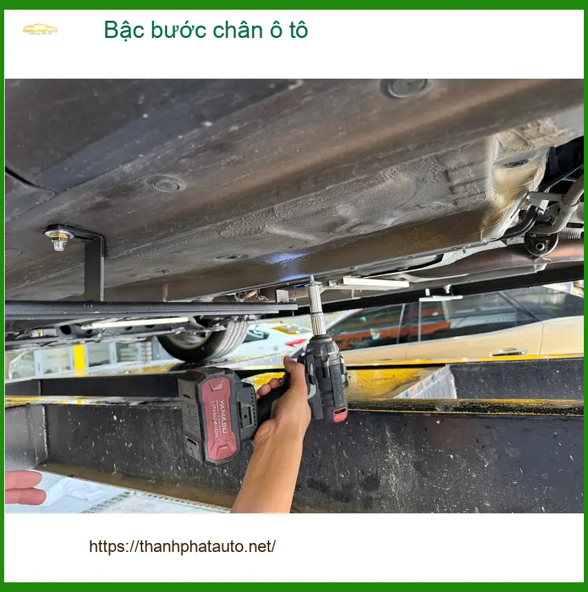 Anh Tùng lắp bậc bước chân ô tô Kia Carnival tại Quận 10 cho gia đình