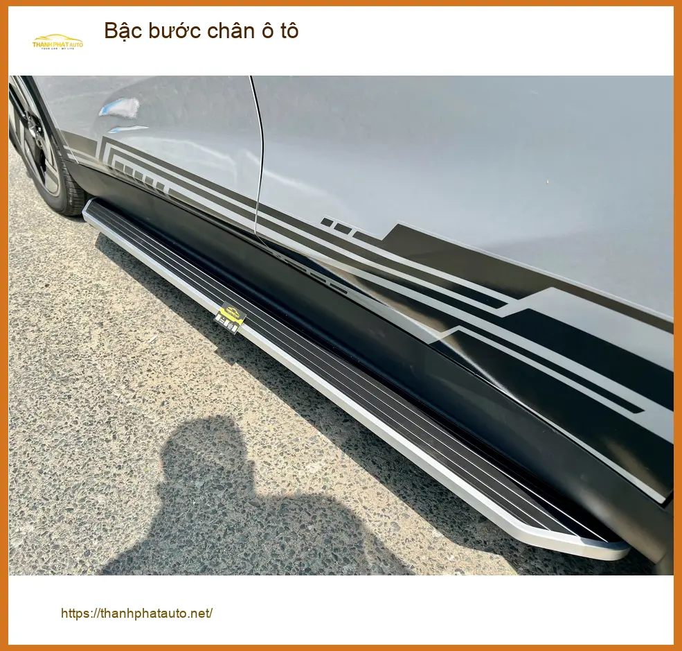 Cô Thảo lắp bậc bước chân Ford Everest tại Quận 12 để thuận tiện lên xuống ảnh thực tế 2