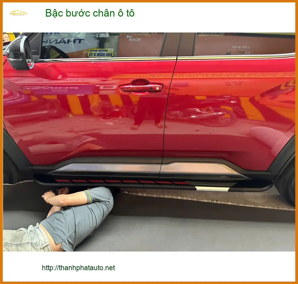 Chị Thuỷ lắp bậc bước chân ô tô Mazda CX-5 tại Thủ Đức