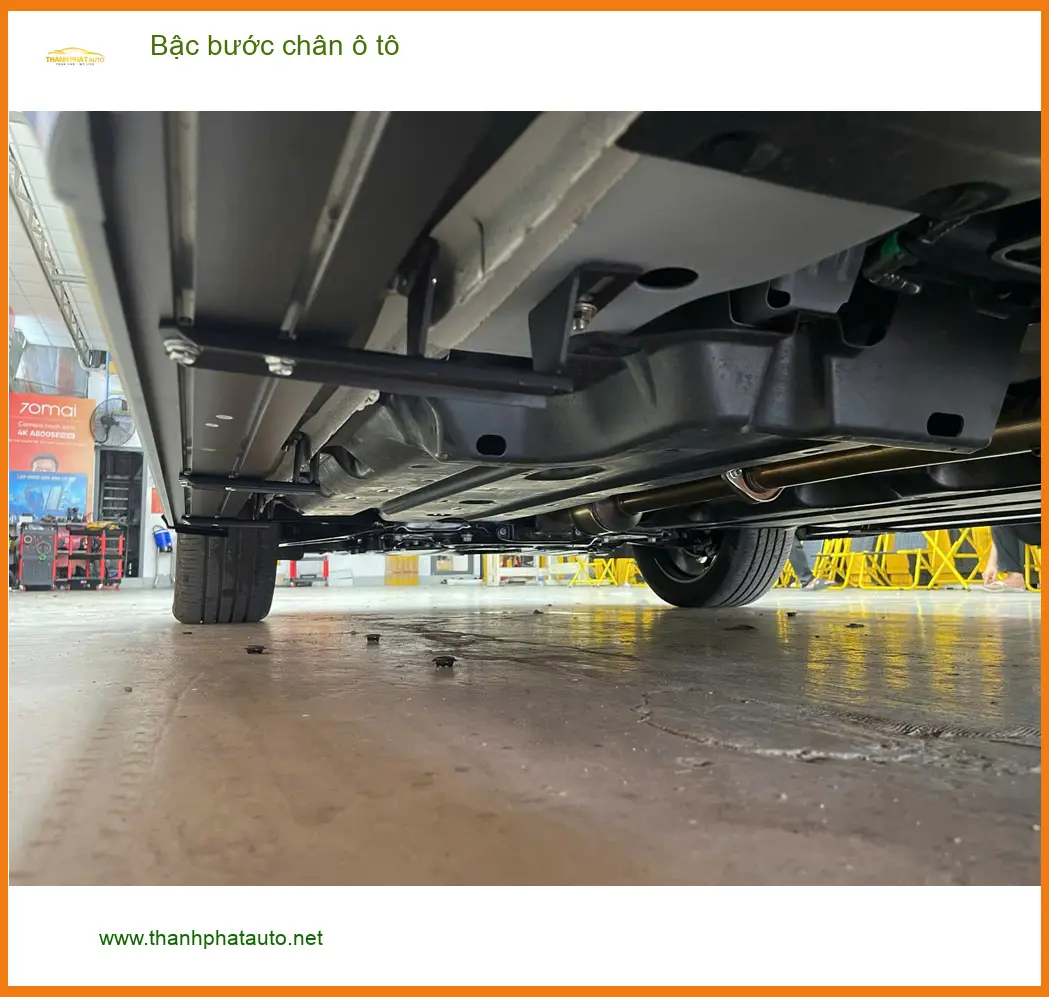 Anh Quang lắp bậc bước chân ô tô Hyundai Santa Fe tại Tân Bình