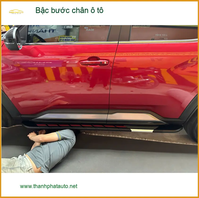 Chú Hùng lắp bậc bước chân ô tô cho Ford Everest ở Quận 8