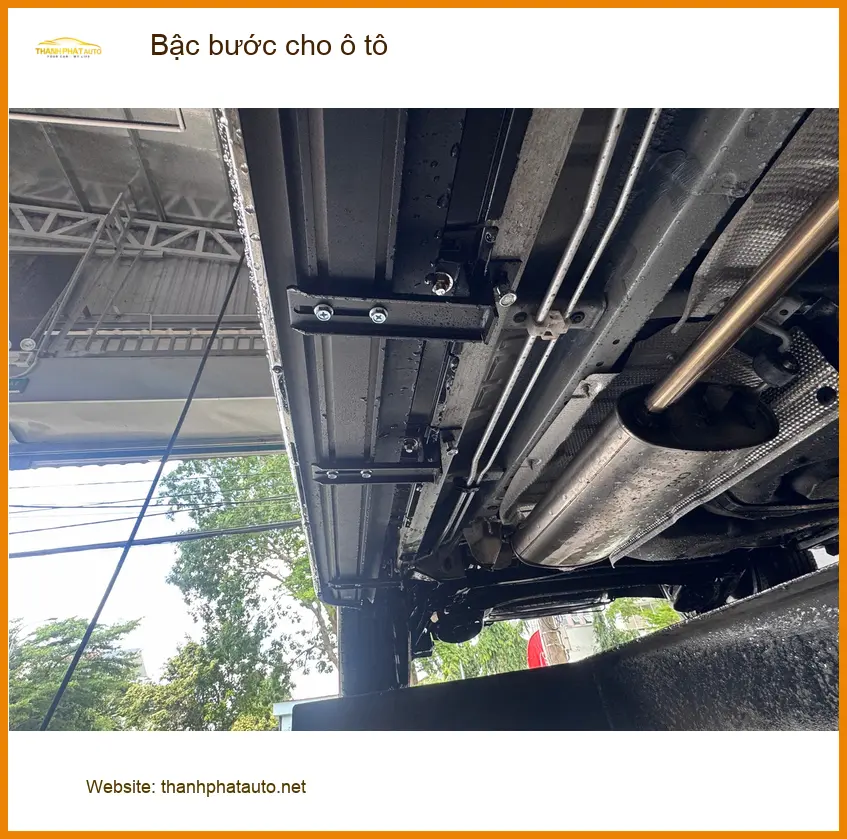 Chị Thảo lắp bậc bước cho xe Mazda CX-5 tại Quận 9 để tiện lên xuống
