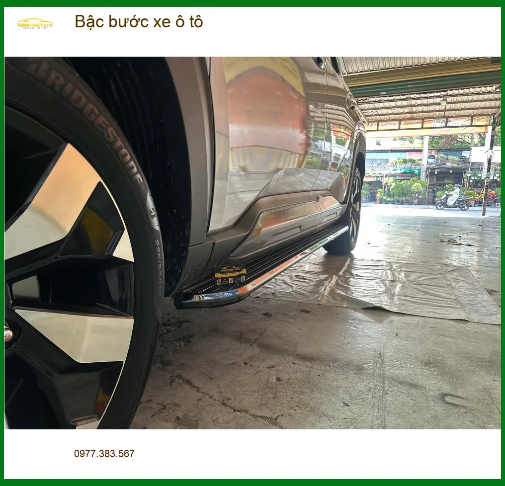 Anh Minh lắp bậc bước xe ô tô Ford Everest tại Quận 2 để gia đình lên xuống xe an toàn ảnh thực tế 2